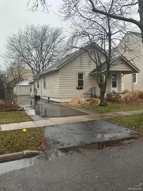 748 Bennaville Ave, Birmingham, MI 48009