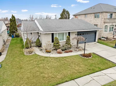 26916 Kingswood Dr, Dearborn Heights, MI 48127