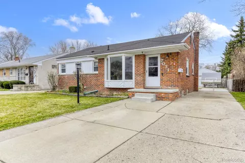 7031 Burnly St, Garden City, MI 48135