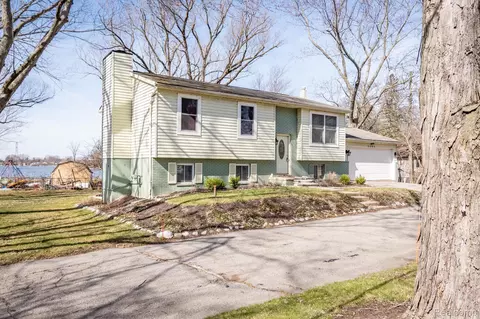 2585 Loon Lake Rd, Wixom, MI 48393