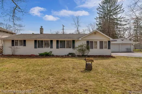 2940 Giddings Blvd, Highland, MI 48356