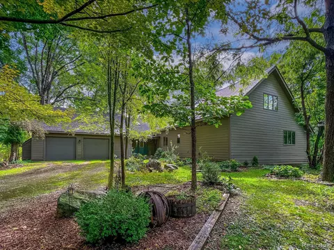 30666 Oakleaf Ln, Franklin, MI 48025