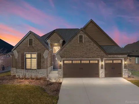22027 Chaucer Crt Ct, Macomb, MI 48044