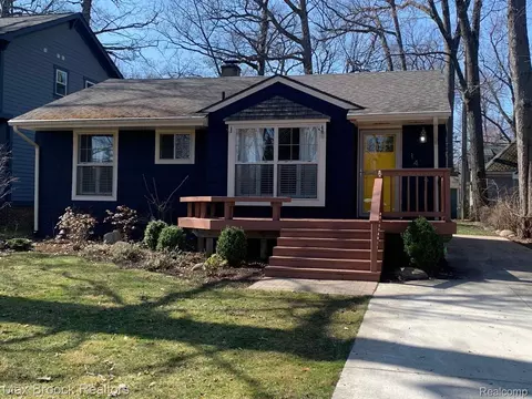 1476 Avondale St, Sylvan Lake, MI 48320