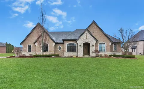 61728 Cotswold Dr, Washington, MI 48094