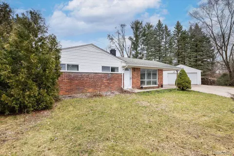 1159 Minda Crt Ct, Walled Lake, MI 48390