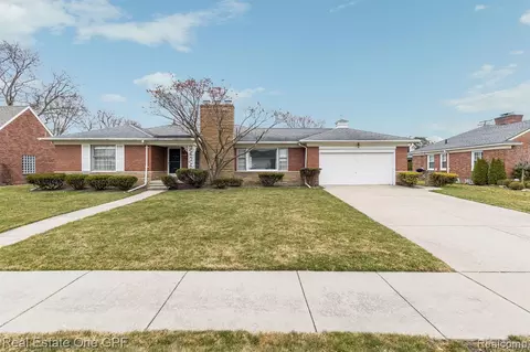 1452 N Renaud Rd, Grosse Pointe Woods, MI 48236