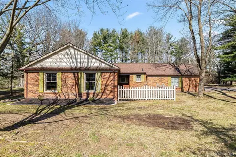 7248 Parkwood Dr, Tyrone, MI 48430