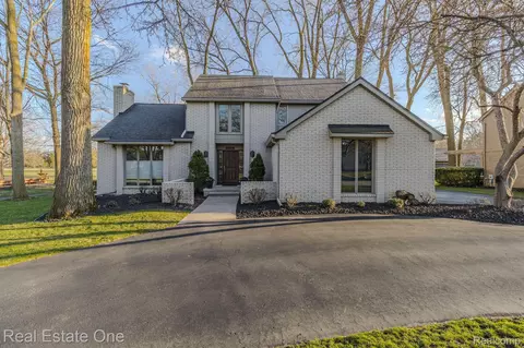 33815 Walnut Ln, Farmington Hills, MI 48331