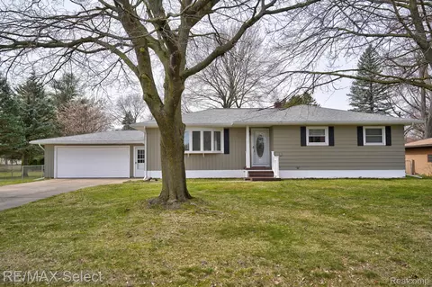 2047 Cashin St, Burton, MI 48509