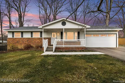 4390 Highfield Rd, Waterford, MI 48329