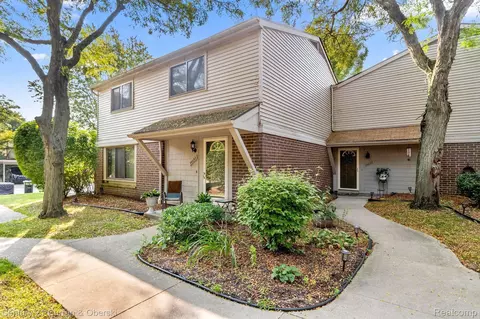 26692 Farmbrook Villa Dr, Southfield, MI 48034