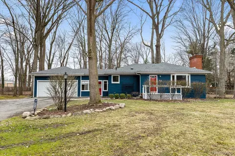9415 Cardwell St, Livonia, MI 48150