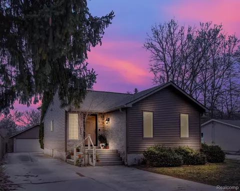 21814 Parker St, Farmington Hills, MI 48336