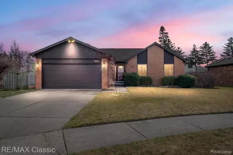 15872 Summit Crt Ct, Macomb, MI 48044