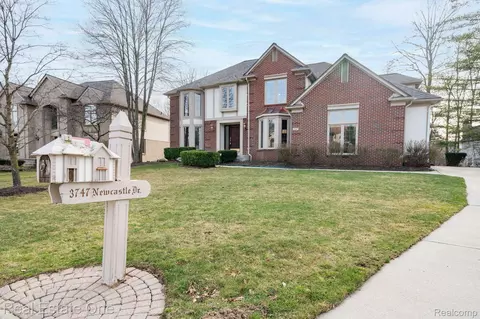 3747 Newcastle Dr, Rochester Hills, MI 48306