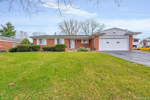 2701 Wareing Dr, Orion, MI 48360