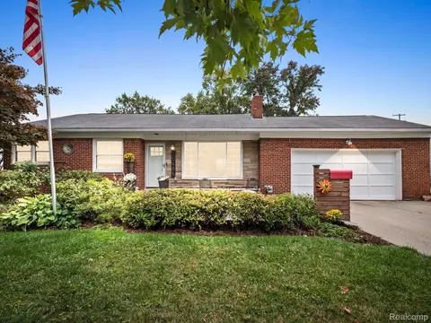 21608 Alexander St, Saint Clair Shores, MI 48081