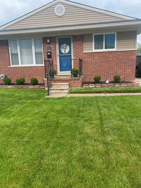 28220 Florence St, Saint Clair Shores, MI 48081