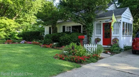 802 Barton Dr, Ann Arbor, MI 48105
