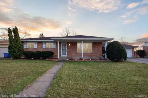 5871 Lochleven Dr, Waterford, MI 48327