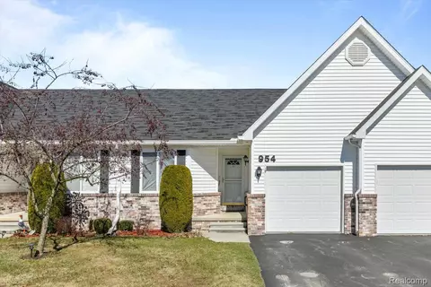 954 Lighthouse Dr, Marysville, MI 48040