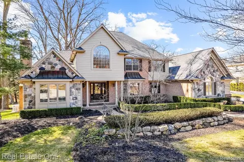 18795 Oak Leaf Ln, Northville, MI 48168