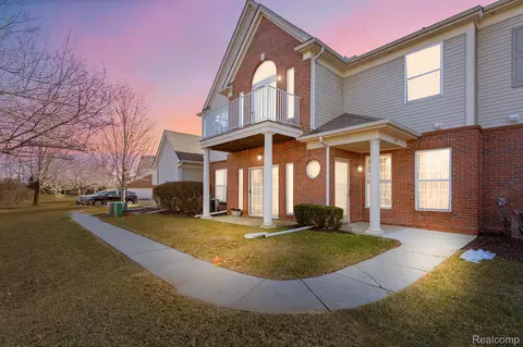 8508 Heywood Cir, Sterling Heights, MI 48312