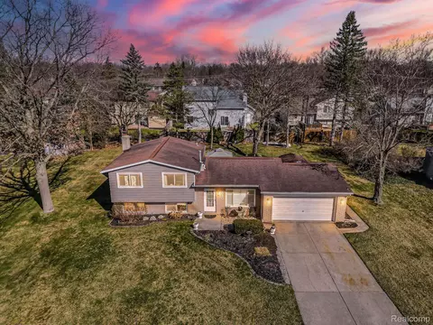 2670 Costa Mesa Rd, Waterford, MI 48329