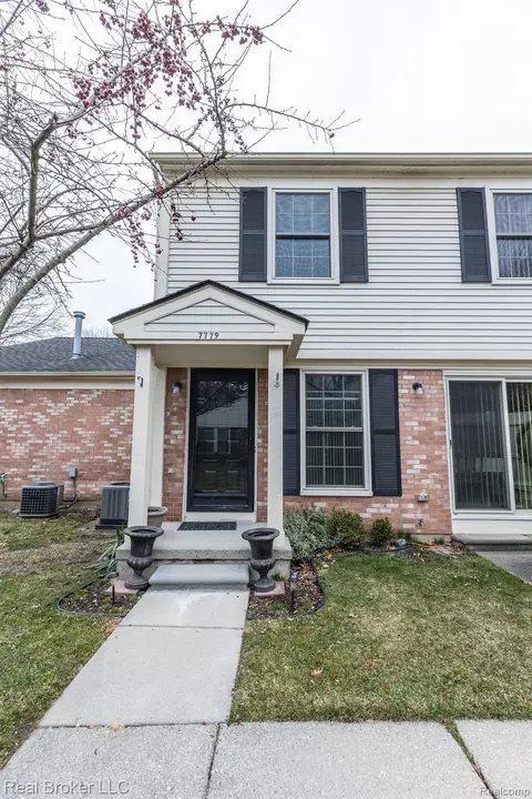 7779 Lake Ridge Dr, Waterford, MI 48327