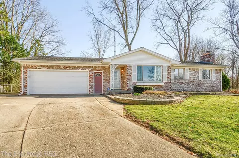1108 Caryl Cir, Grand Blanc, MI 48439