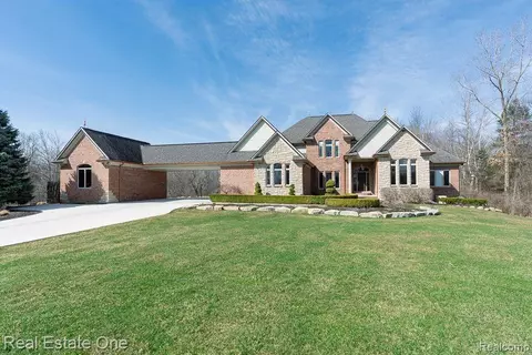 1832 N Rochester Rd, Oakland, MI 48363