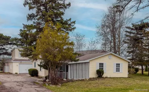 6194 E Hill Rd, Grand Blanc, MI 48439