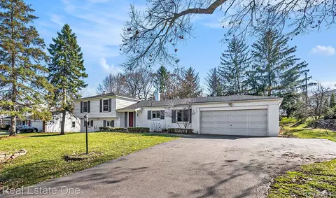 1042 Brenthaven Dr, Bloomfield Hills, MI 48304