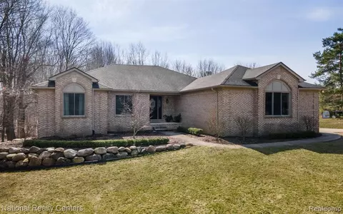 464 Mack Rd, Leonard, MI 48367