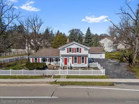1545 N Pontiac Trl, Walled Lake, MI 48390