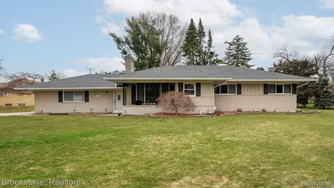 53022 Mark Dr, Shelby Township, MI 48316