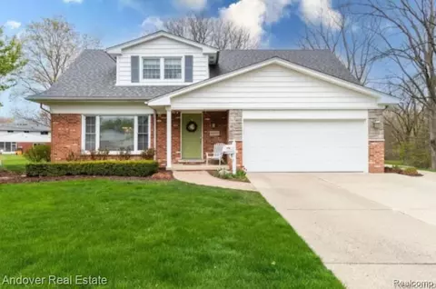16517 Edgewood Dr, Livonia, MI 48154
