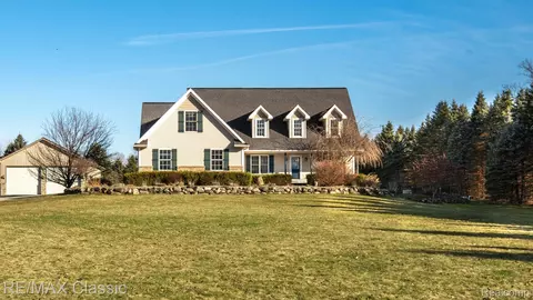 12621 Golden Oaks Dr, Milford, MI 48380