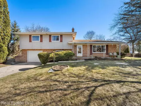 6395 Tanglewood Ln, Grand Blanc, MI 48439