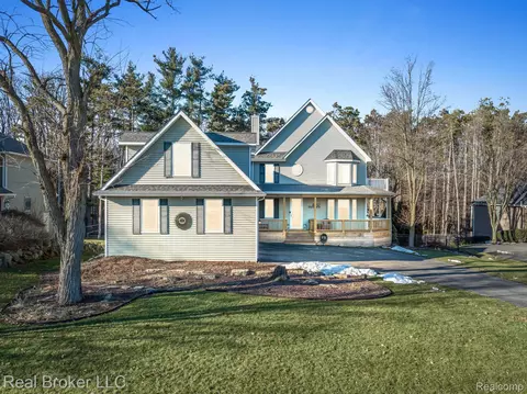 8857 Bonaventure Dr, Green Oak, MI 48116