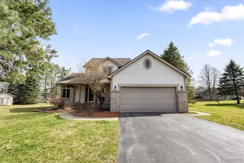6393 Woodbrook, Fenton, MI 48451