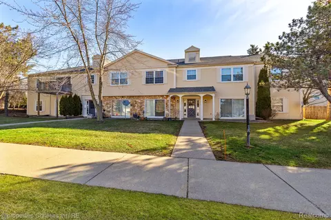 833 Bloomfield Village Blvd #C, Auburn Hills, MI 48326