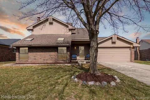 39016 Reo Dr, Livonia, MI 48154