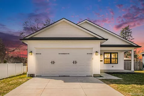 915 Mcpherson St, Howell, MI 48843