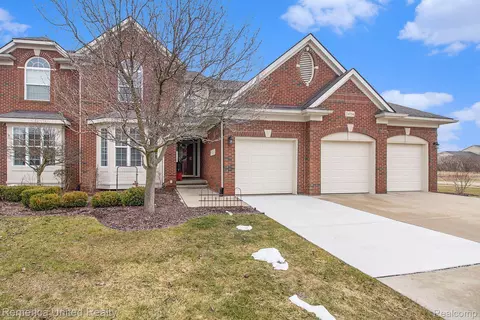 24754 Valleywood Dr, Lyon, MI 48178