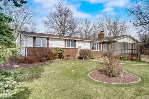 9810 Hart Lake Rd, Watertown, MI 48464