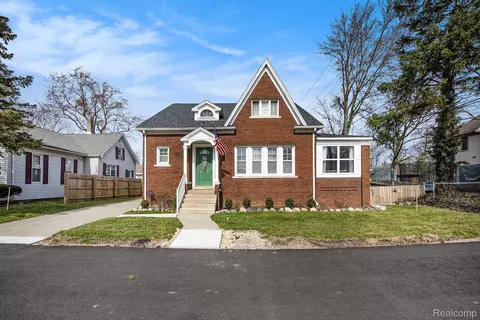 612 Clinton Ave, St. Clair, MI 48079