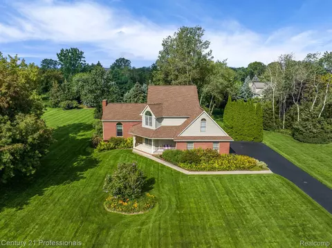 750 Bristol Ln, Orion, MI 48348