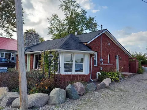 412 Lakeview Dr, Gregory, MI 48137